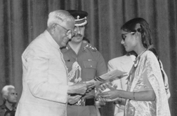 Daffine, receiving Best Employee National Award from President of India