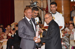 THE SECRETARY General  OF THE Confederation mr.J L Kaul receiving Padmashri Award from the president of India